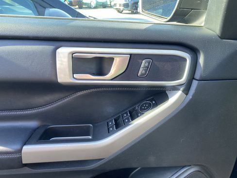 Used 2022 Ford Explorer XLT image 14