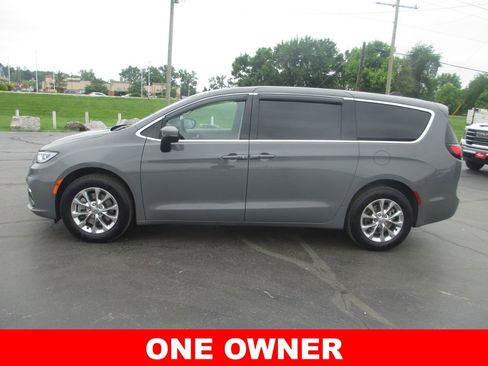 Used 2023 Chrysler Pacifica Touring-L AWD/4WD image 9