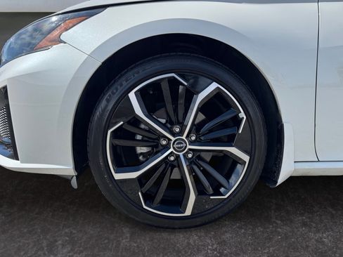 Used 2023 Nissan Altima 2.5 SR w/ SR Premium Package image 9