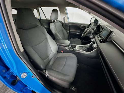 Used 2019 Toyota RAV4 LE w/ Carpet Mat Package image 30