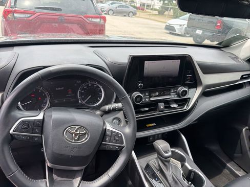 Used 2023 Toyota Highlander XLE AWD/4WD image 12