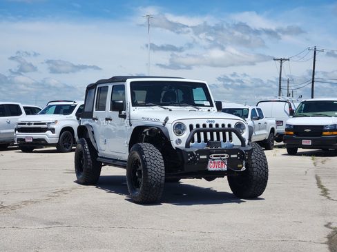 Used 2014 Jeep Wrangler Unlimited Rubicon w/ Connectivity Group AWD/4WD image 3
