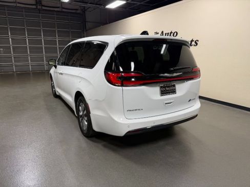 Used 2024 Chrysler Pacifica Limited FWD image 3