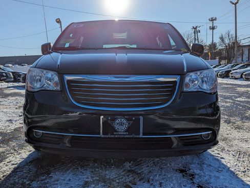 Used 2013 Chrysler Town & Country Touring image 4