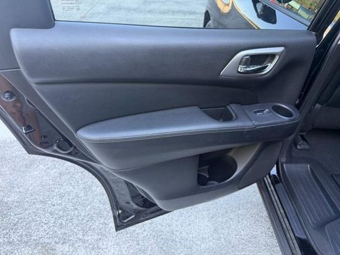 Used 2017 Nissan Pathfinder Platinum image 19