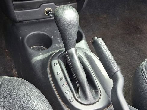 Used 2005 Chrysler Sebring GTC FWD image 11