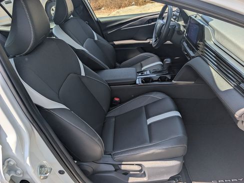 Used 2025 Toyota Camry SE FWD image 8