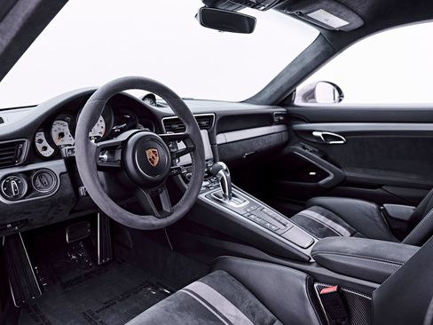 Used 2018 Porsche 911 GT3 RWD image 2