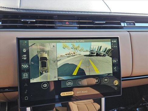 Used 2025 Land Rover Range Rover SE image 13