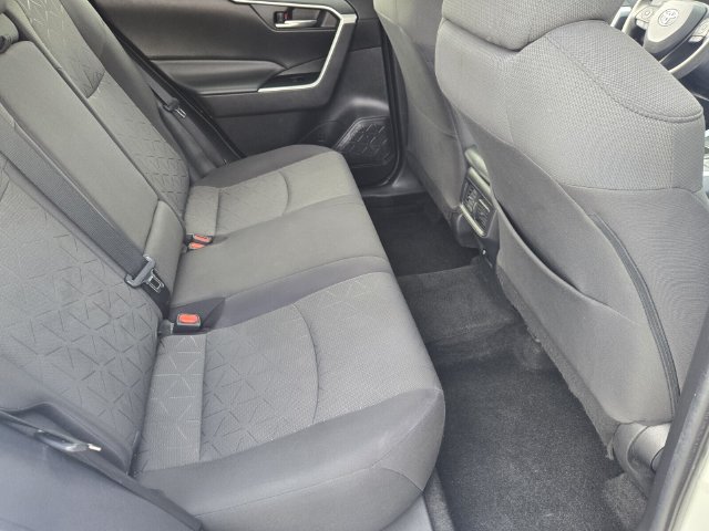 Used 2021 Toyota RAV4 XLE w/ Convenience Package FWD image 17