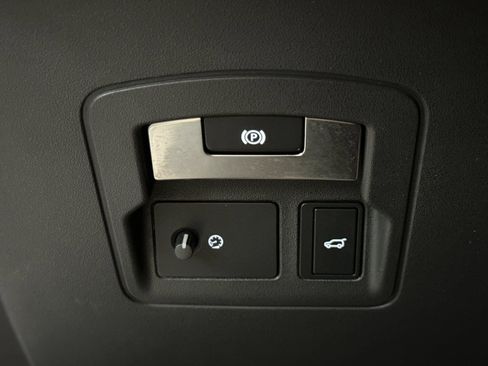 Used 2020 Land Rover Range Rover Velar S image 34