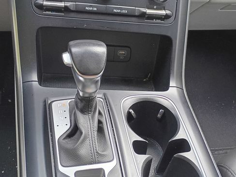 Used 2022 Kia Carnival LX FWD image 19