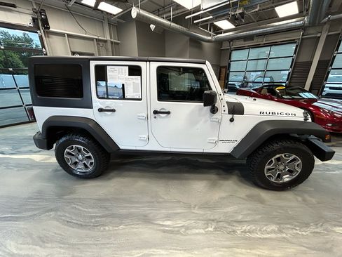 Used 2017 Jeep Wrangler Unlimited Rubicon w/ Connectivity Group AWD/4WD image 23