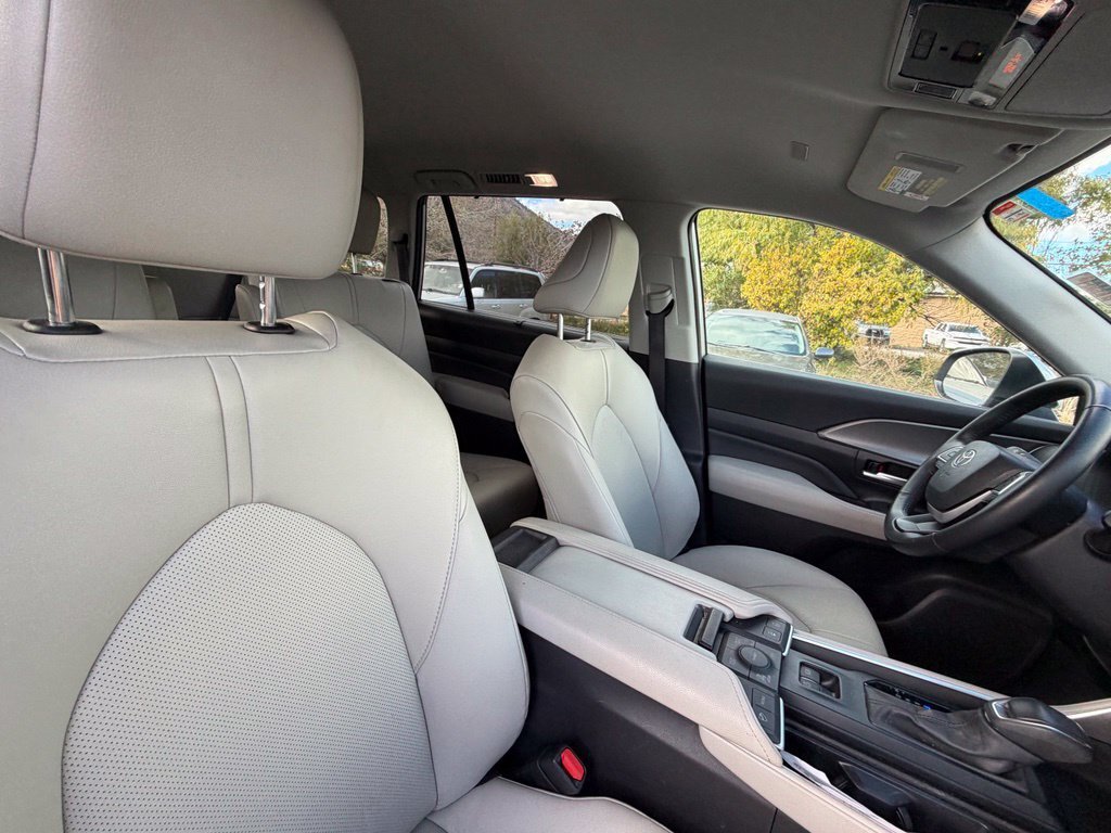 Used 2025 Toyota Grand Highlander AWD image 14