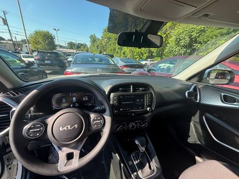 Used 2025 Kia Soul LX w/ LX Technology Package FWD image 28