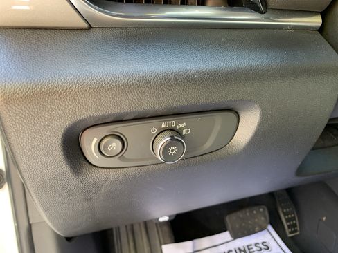 Used 2022 Chevrolet Traverse LT FWD image 15