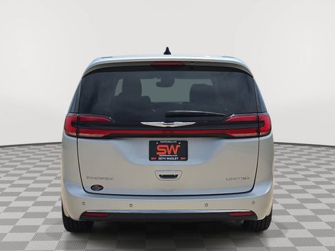 Used 2024 Chrysler Pacifica Limited FWD image 6