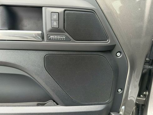 Used 2025 Land Rover Defender 110 X-Dynamic SE image 11