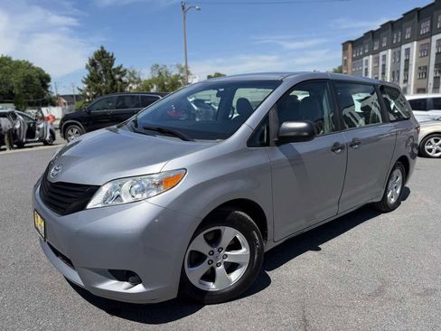 Used 2016 Toyota Sienna L FWD image 3