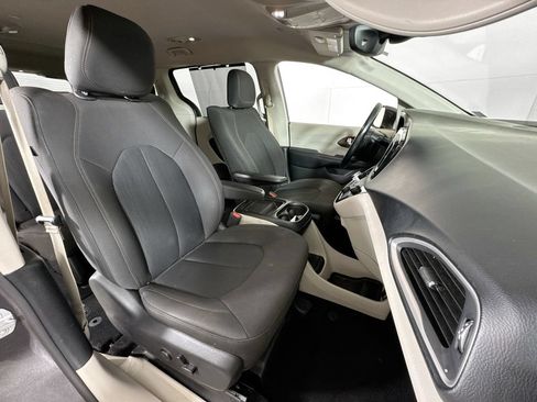 Used 2019 Chrysler Pacifica Touring Plus w/ Advanced Safetytec Group FWD image 30