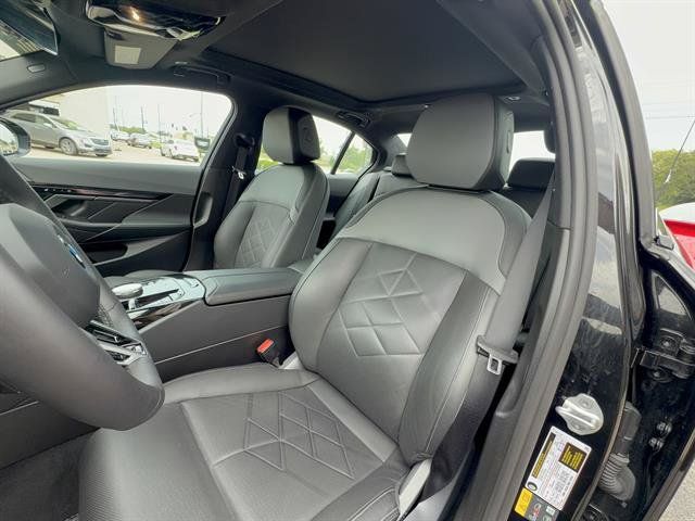 Used 2025 BMW 550e xDrive w/ Premium Package AWD/4WD image 10