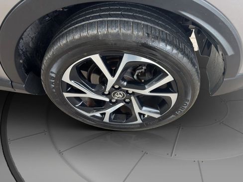Used 2018 Toyota C-HR XLE FWD image 22