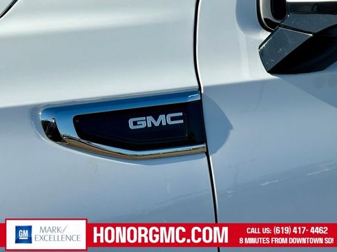 Used 2024 GMC Yukon XL SLT image 9
