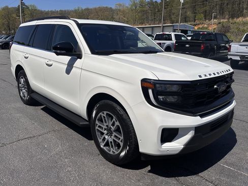 Used 2025 Ford Expedition Active image 4