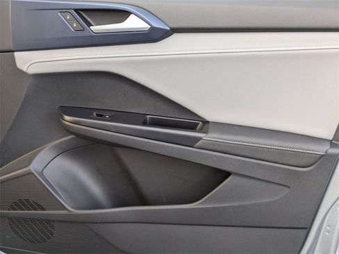 Used 2024 Volkswagen Taos SE image 32