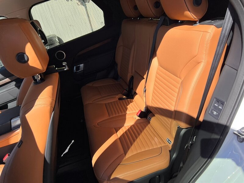 Used 2019 Land Rover Discovery HSE AWD/4WD image 18