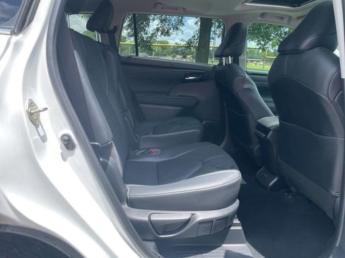 Used 2020 Toyota Highlander XLE FWD image 14