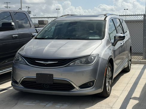 Used 2017 Chrysler Pacifica Platinum FWD image 11