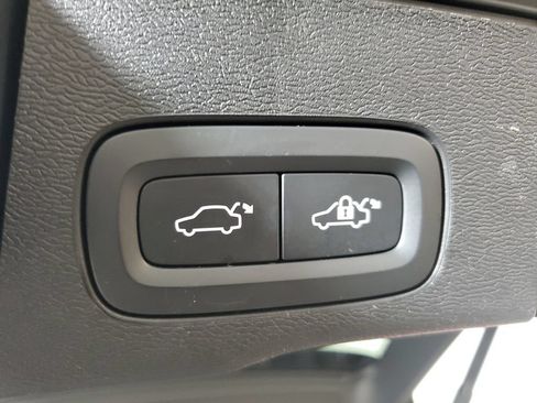 Certified 2023 Volvo XC60 B5 Ultimate w/ Climate Package FWD image 12
