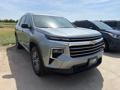 Used 2026 Chevrolet Traverse LT w/ Driver Confidence Package AWD/4WD image 3