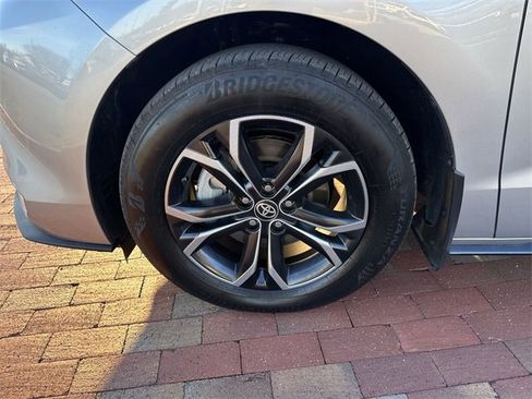 Used 2025 Toyota Sienna Platinum image 2