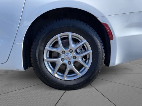Used 2022 Chrysler Pacifica Touring-L FWD image 26