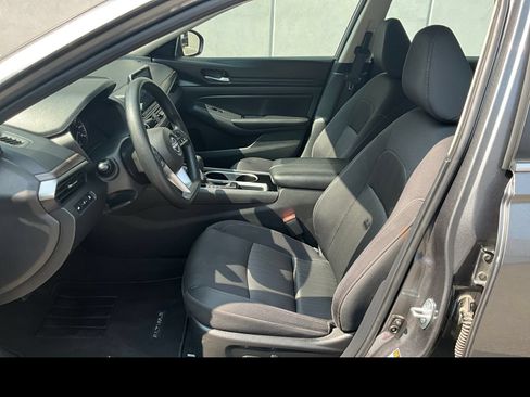 Used 2024 Nissan Altima 2.5 SV FWD image 2