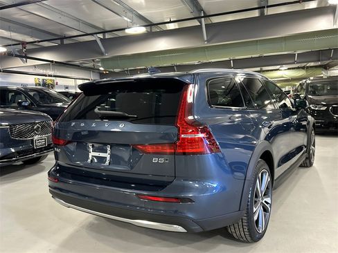 Used 2025 Volvo V60 B5 Cross Country Plus image 2