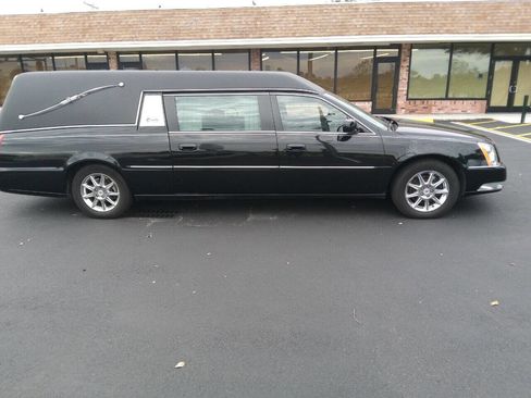 Used 2011 Cadillac DTS Limousine image 7
