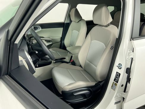 Used 2025 Kia Soul LX w/ LX Technology Package FWD image 13