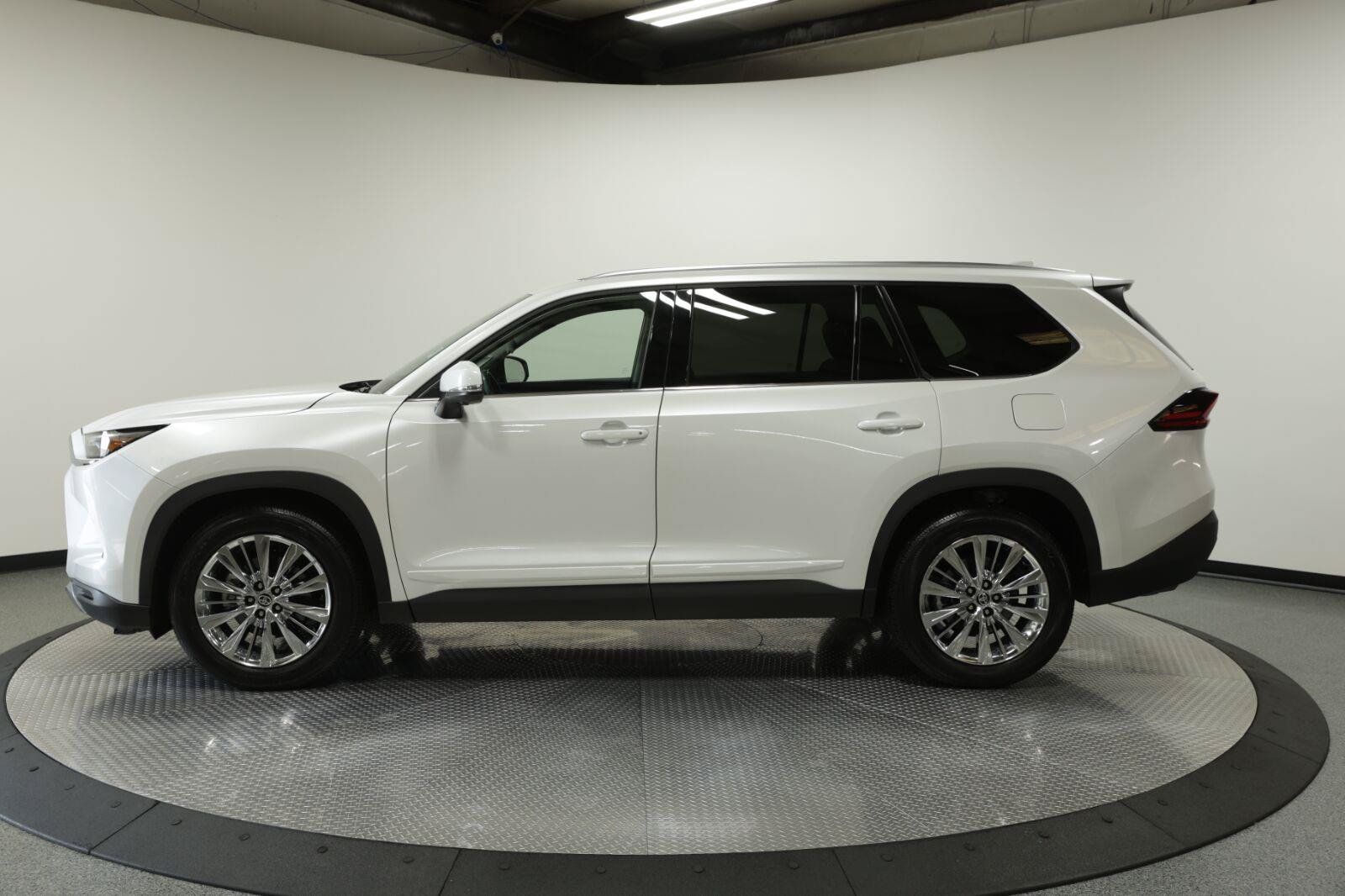 Used 2025 Toyota Grand Highlander AWD image 5