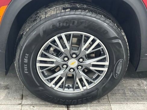 Used 2025 Chevrolet Traverse LT image 6