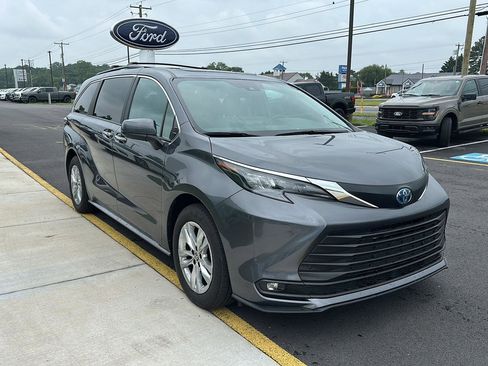 Used 2025 Toyota Sienna XLE w/ XLE Plus Package AWD/4WD image 3
