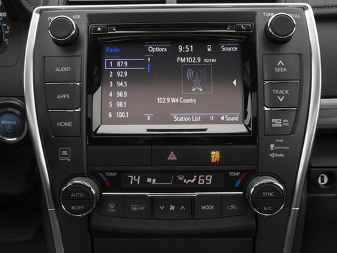 Used 2016 Toyota Camry XLE w/ Moonroof Package FWD image 9