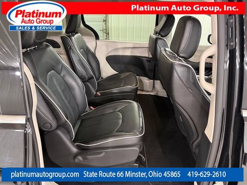 Used 2023 Chrysler Pacifica Limited FWD image 37