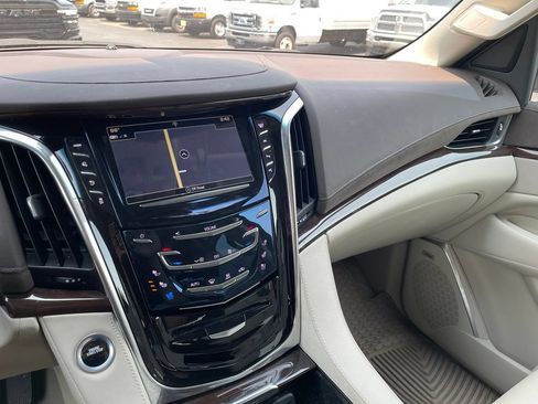 Used 2017 Cadillac Escalade ESV Luxury AWD/4WD image 20
