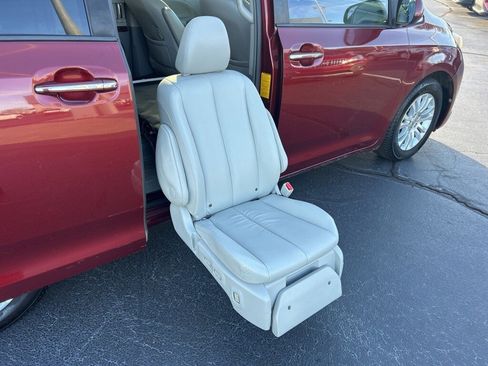 Used 2013 Toyota Sienna XLE image 25