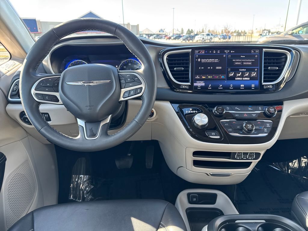 Used 2024 Chrysler Pacifica Touring-L FWD image 16