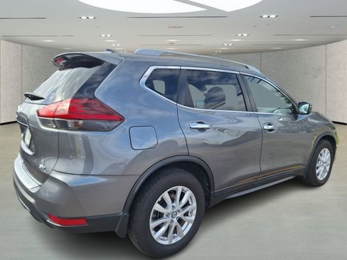 Used 2018 Nissan Rogue SV image 5