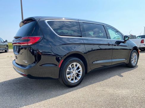 New 2027 Chrysler Pacifica Limited w/ Family Tech Group AWD/4WD image 6